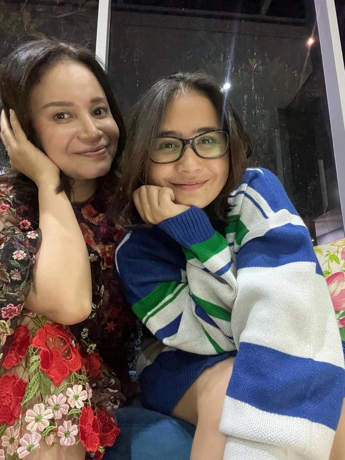 prilly latuconsina Prilly Latuconsina dengan Rossa saat sahur bareng.