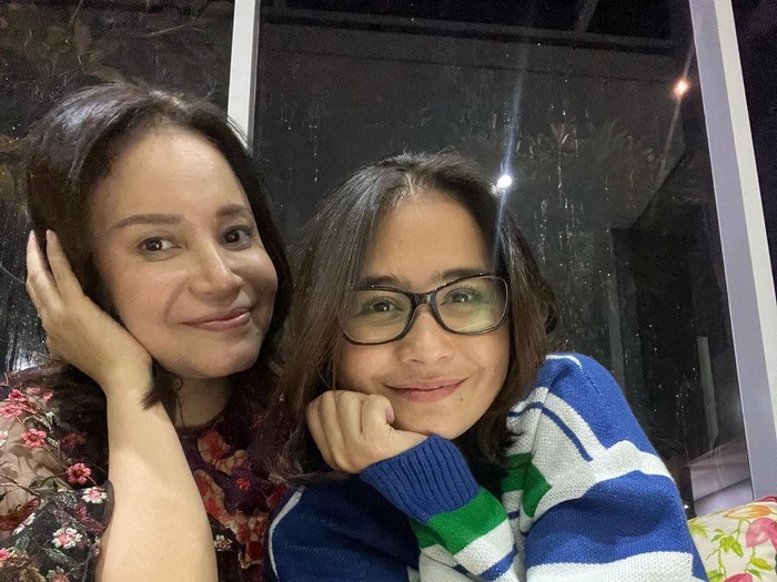 Prilly Latuconsina dengan Rossa saat sahur bareng.