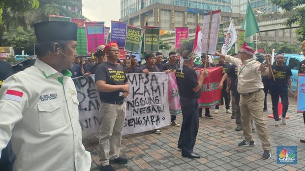 Puluhan Petani Sawit Demo Tolak UU Deforestasi Uni Eropa. (CNBC Indonesia/Martyasari Rizky )