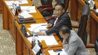 Ketua Komisi III DPR Bambang Wuryanto atau Bambang Pacul membatasi waktu anggota komisinya yang hendak menyampaikan tanggapan saat rapat bersama Menkumham Yasonna Laoly. Pacul berkelakar komisinya bisa-bisa tak siap tempur di rapat selanjutnya bareng Menko Polhukam Mahfud Md.