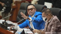 Dalam pembukaan rapat, Wakil Ketua Komisi III Ahmad Sahroni menyayangkan ketidakhadiran Sri Mulyani. Diketahui Sri Mulyani sendiri sedang berada di Bali untuk menghadiri rangkaian acara ASEAN yakni pertemuan pertama tingkat Menteri Keuangan dan Gubernur Bank Sentral.