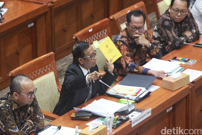 Rapat Bareng DPR, Mahfud Md Jelaskan Transaksi Janggal Ratusan Triliun