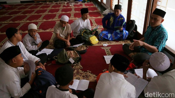 Masjid Sunda Kelapa, Jakarta, tengah menggelar pesantren Ramadan. Kegiatan ini diikuti oleh remaja dan anak-anak.