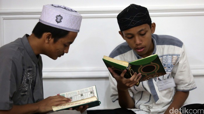Masjid Sunda Kelapa, Jakarta, tengah menggelar pesantren Ramadan. Kegiatan ini diikuti oleh remaja dan anak-anak.