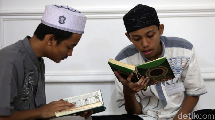 Masjid Sunda Kelapa, Jakarta, tengah menggelar pesantren Ramadan. Kegiatan ini diikuti oleh remaja dan anak-anak.