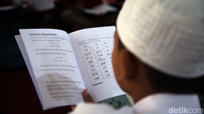 Masjid Sunda Kelapa, Jakarta, tengah menggelar pesantren Ramadan. Kegiatan ini diikuti oleh remaja dan anak-anak.