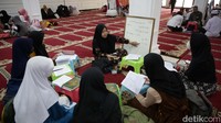 Anak-anak mengikuti kegiatan pesantren kilat atau pesantren Ramadan di Masjid Sunda Kelapa, Menteng, Jakarta, Rabu (29/3/2023).