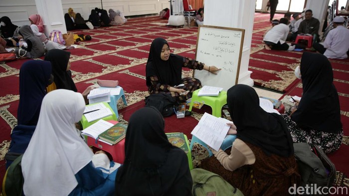 Ratusan Anak Ikuti Pesantren Ramadan di Masjid Sunda Kelapa Masjid Sunda Kelapa, Jakarta, tengah menggelar pesantren Ramadan. Kegiatan ini diikuti oleh remaja dan anak-anak.