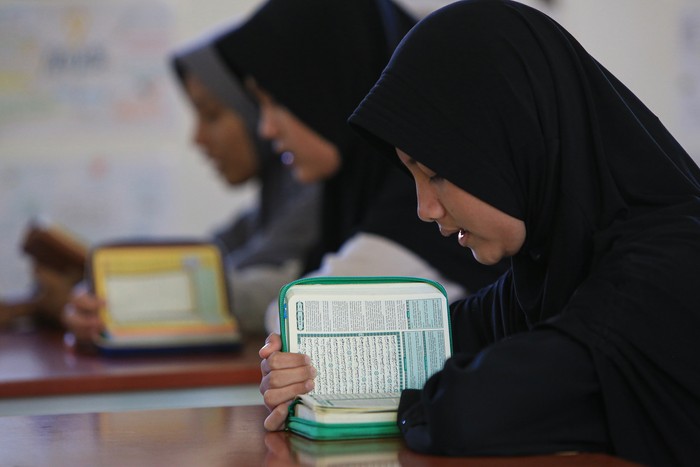 Santri membaca Al Quran di Dayah Darul Quran Aceh, Gampong Tumbo Baro, Kuta Malaka, Aceh Besar, Aceh, Rabu (29/3/2023). Sebanyak 222 santri Dayah Darul Quran Aceh mengikuti mukhayyam atau kemah Al Quran untuk mengejar target hafalan Al Qruan sekaligus memaksimalkan ibadah selama bulan suci Ramadhan 1444 Hijriah. ANTARA FOTO/Khalis Surry/Lmo/tom.