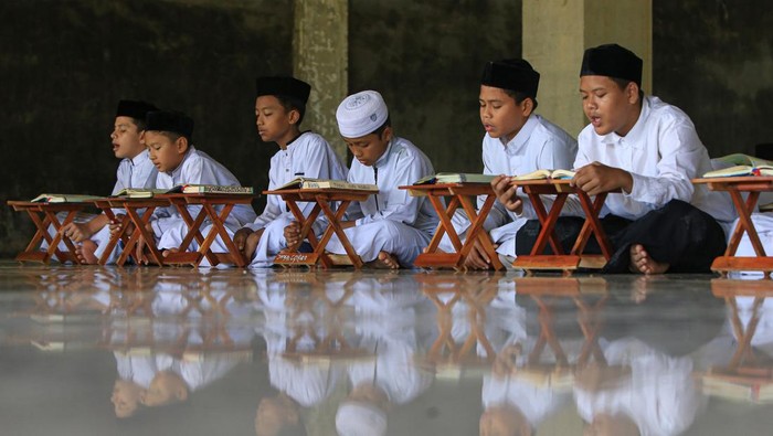 Ratusan Santri Ikuti Kemah Al-Qur'an di Aceh Santri membaca Al Quran di Dayah Darul Quran Aceh, Gampong Tumbo Baro, Kuta Malaka, Aceh Besar, Aceh, Rabu (29/3/2023). Sebanyak 222 santri Dayah Darul Quran Aceh mengikuti mukhayyam atau kemah Al Quran untuk mengejar target hafalan Al Qruan sekaligus memaksimalkan ibadah selama bulan suci Ramadhan 1444 Hijriah. ANTARA FOTO/Khalis Surry/Lmo/tom.