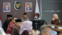 Surat Keputusan Bersama (SKB) 3 Menteri direvisi setelah usulan mengenai perubahan cuti bersama Lebaran 2023 disetujui dalam rapat terbatas yang dipimpin Presiden Joko Widodo (Jokowi).