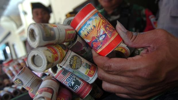 Petugas menunjukkan petasan dan bahan baku petasan yang berhasil disita, di Polsek Tegal Barat, Tegal, Jawa Tengah, Rabu (29/3/2023). Polres Tegal Kota dan TNI berhasil mengamankan 5.000 petasan leo, lima meter petasan renteng siap edar, dan bahan baku pembuatan petasan dari salah satu rumah warga di Kelurahan Debong Lor.