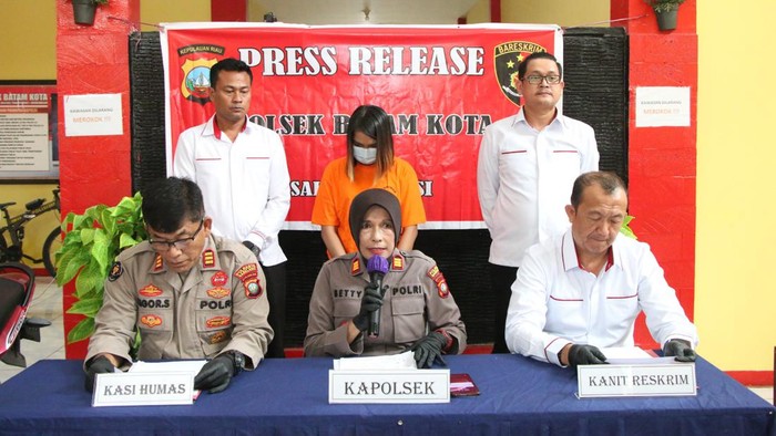 RL pelaku penipuan dan penggelapan saat diamankan di Polsek Batam Kota.  (Foto: Istimewa)