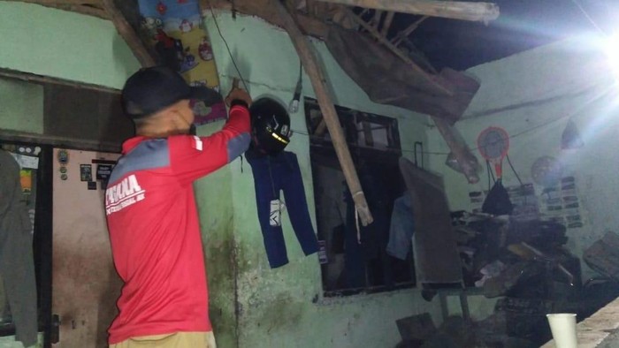 Rumah tidak layak huni di Bogor Selatan, Kota Bogor ambruk usai hujan deras.