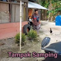 Bagian samping rumah juga tak kalah sederhana dengan dinding dari kayu-kayu dan triplek serta atap seng. Rumah tersebut tampak jauh dari kesan mewah. Foto: YouTube/Daily Indah