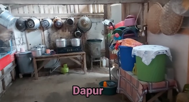 Di sebelah ruang makan terdapat dapur yang taak kalah sederhana. Jika dilihat memang ruangan-ruangan di dalam rumah tersebut tampak jauh dari kesan mewah. Namun tunggu sampai kamu melihat bagian kamarnya. Foto: YouTube/Daily Indah
