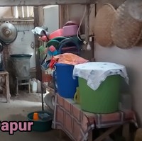 Di sebelah ruang makan terdapat dapur yang taak kalah sederhana. Jika dilihat memang ruangan-ruangan di dalam rumah tersebut tampak jauh dari kesan mewah. Namun tunggu sampai kamu melihat bagian kamarnya. Foto: YouTube/Daily Indah