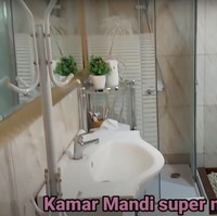 Di dalam kamar juga terdapat kamar mandi yang tak kalah mewah. Bahkan kamar mandinya itu dilengkapi dengan bathtub dan kaca cukup besar yang dipasang di atas wastafel. Foto: YouTube/Daily Indah