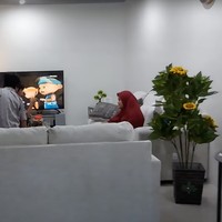Di sebelah tempat tidurnya terdapat tempat untuk bersantai dan menonton televisi. Dilengkapi dengan sofa besar berwarna putih dan sebuah televisi, fasilitas kamar tersebut terlihat cukup mewah. Foto: YouTube/Daily Indah