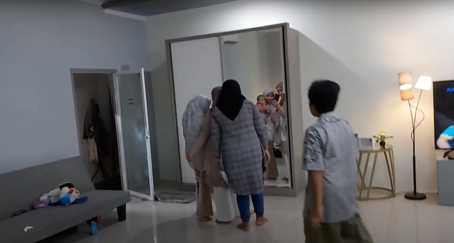 Di dekat dapur terdapat akses berupa pintu kecil menuju ke kamar. Setelah masuk, perbedaan yang signifikan antara kamar dan ruangan-ruangan sebelumnya pun tampak begitu jelas. Foto: YouTube/Daily Indah