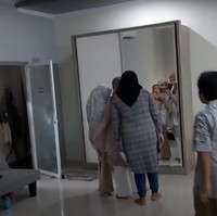 Di dekat dapur terdapat akses berupa pintu kecil menuju ke kamar. Setelah masuk, perbedaan yang signifikan antara kamar dan ruangan-ruangan sebelumnya pun tampak begitu jelas. Foto: YouTube/Daily Indah