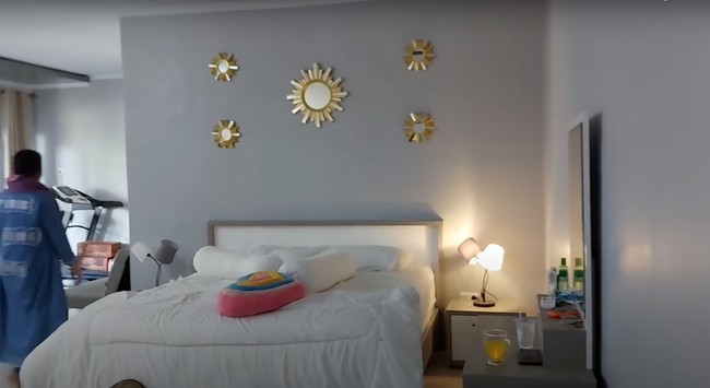 Ruangan kamar tersebut tampak begitu luas dan memiliki interior yang bagus. Bahkan jika dibandingkan dengan hotel bintang 5 pun kamar di rumah yang satu ini masih tak kalah. Foto: YouTube/Daily Indah
