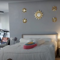 Ruangan kamar tersebut tampak begitu luas dan memiliki interior yang bagus. Bahkan jika dibandingkan dengan hotel bintang 5 pun kamar di rumah yang satu ini masih tak kalah. Foto: YouTube/Daily Indah