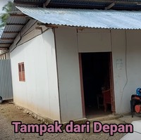 Penampakan rumah unik ini diunggah oleh pemilik akun YouTube Daily Indah. Dalam video unggahan terlihat dari luar rumah tersebut tampak begitu sederhana dengan hanya berlapis triplek. Foto: YouTube/Daily Indah