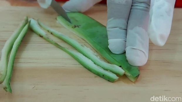 Santriwati di Pasuruan Sulap Limbah Kulit Pisang Jadi Stik Gurih-Renyah