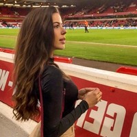 Sara Duque adalah ahli bahasa yang sering mengajar para pemain bola. Tak hanya bisa banyak bahasa, Sara juga sering menarik perhatian karena pesonanya. Tapi karena paras yang cantik, baru-baru ini Sara malah dilarang bekerja dengan beberapa bintang Premier League.Foto: Instagram @ saralduque