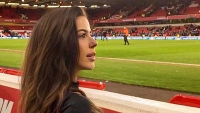 Potret Cantik Guru Bahasa Pemain Bola yang Bikin Para WAGs Cemburu
