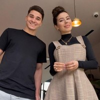 Sara pun sering memamerkan anak muridnya di Instagram, termasuk Julian Alvarez yang dikatakan tidak bisa bahasa Inggris sebelumnya. Dara mengangkat Piala Dunia sampai menguasai bahasa baru, kemampuan muridku tidak mengenal batas. Progres yang impresif dalam waktu singkat. Sangat bangga dengan muridku, tulisnya.Foto: Instagram @ saralduque