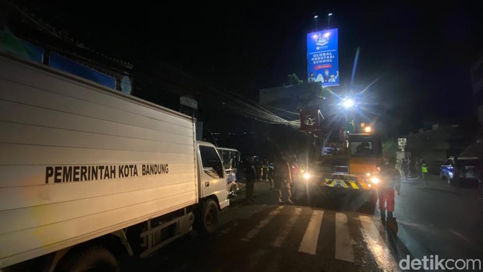 Satpol PP menertibkan relkame ilegal di Bandung.