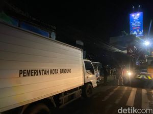 Ratusan Reklame Ilegal Masih Mejeng di Jalanan Bandung!