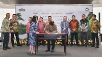 Penandatanganan dilakukan di Ruang Pleno Kantor Pusat SIG, South Quarter, Jakarta, oleh Direktur Utama Semen Baturaja, Daconi Khotob; Head of Syndication & Corporate Solution Division Bank BNI, Yogi Bima Sakti (selaku Agen Fasilitas BNI); Head of Corporate Banking 3 Division Bank BNI, Dipo Nugroho; SVP Corporate Banking 2 Group Bank Mandiri, Budi Purwanto; Deputy Head of Wholesale Banking PT Bank HSBC Indonesia, Dionisia Andrea Lachman; serta SVP Corporate Banking Bank CIMB Niaga, Putu Arimbawa dan VP-Structured Finance, Merger & Acquisition Bank CIMB Niaga, Rifan Arista. 