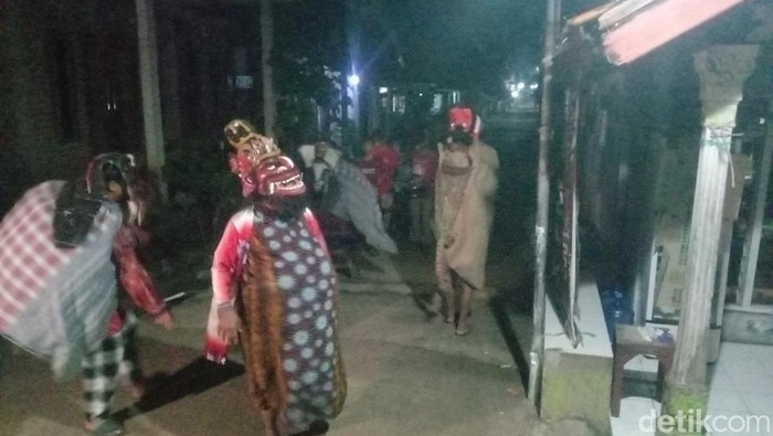 Seni Obrog Berokan ikut bangunkan sahur di Kabupaten Indramayu.