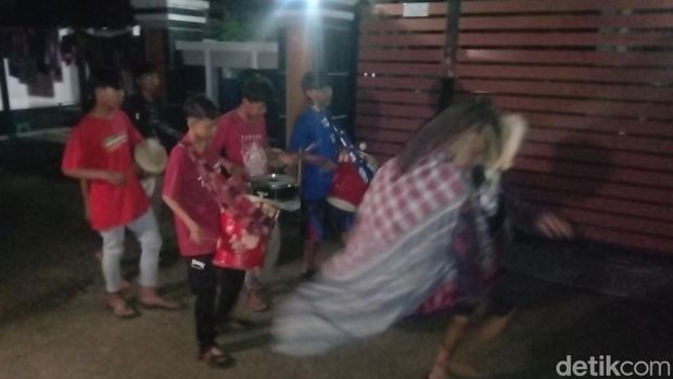Seni Obrog Berokan ikut bangunkan sahur di Kabupaten Indramayu.