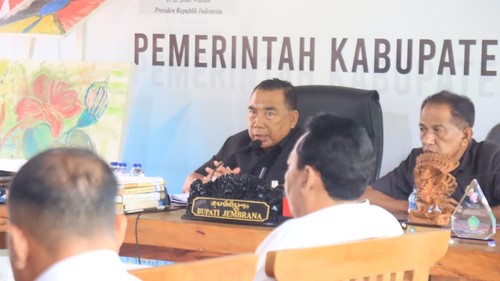 Bupati Jembrana I Nengah Tamba buka suara terkait tuntutan warga pesisir pantai Pebuahan, Desa Banyubiru, Kecamatan Negara.