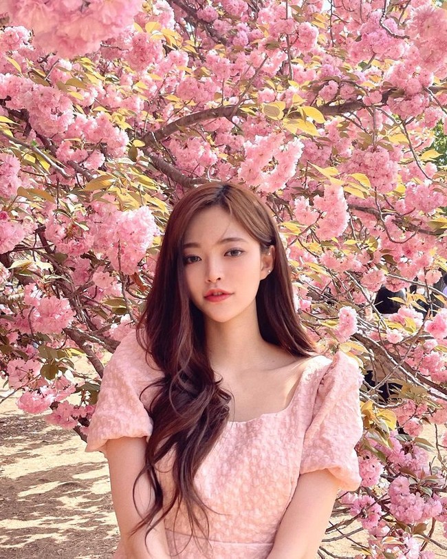 Aku sudah bekerja sebagai BJ selama setahun sekarang. Aku sangat dikritik karena pernah jadi idol. Setelah grup bubar, aku menyelesaikan kontrak eksklusifku dan memilih BJ sebagai pekerjaan baruku tapi aku mendapat banyak kritik dan komentar tidak menyenangkan karena platform itu banyak siaran dewasa, ujarnya dalam acara Attack on Sisters di Channel S.Foto: Instagram @somsom_o0o