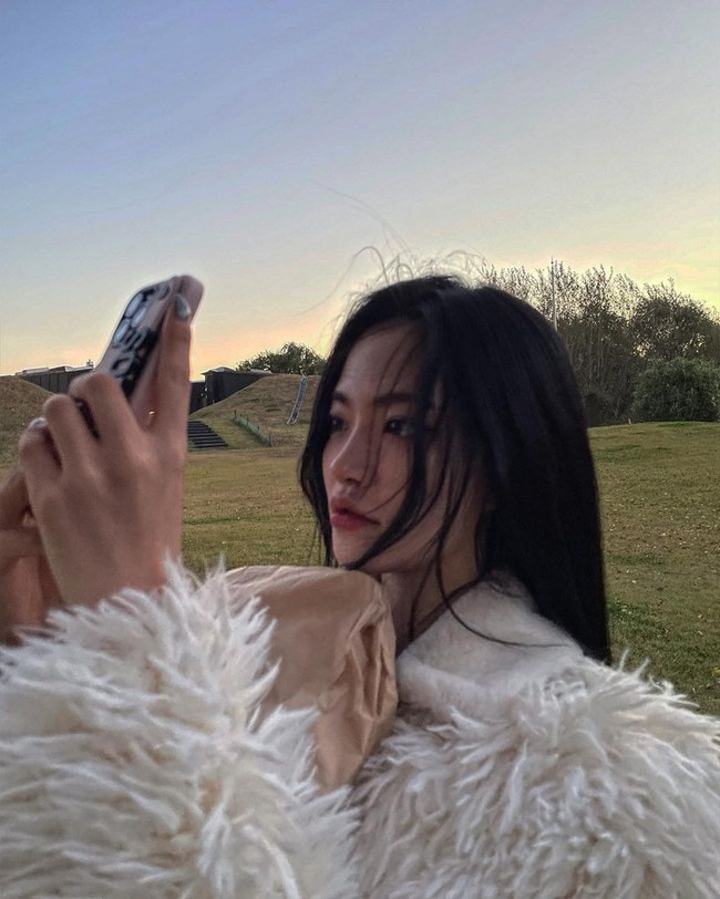 Hal itu menjadi masalah karena ternyata Somyi juga harus menafkahi orang tuanya. Dikatakan jika usaha Jjamppoong ayahnya kurang menguntungkan tapi ia tidak tega untuk memintanya berhenti karena itu mereka sampai berutang dan Somyi harus membantu membayarnya atau memodali.Foto: Instagram @somsom_o0o