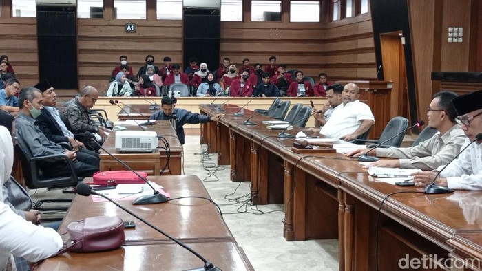 Suasana audiensi masalah penutupan STMIK Tasikmalaya di kantor DPRD Kota Tasikmalaya, Rabu (29/3/2023)