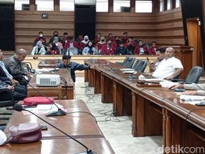 Pekik Kekecewaan Ortu Mahasiswa STMIK Tasikmalaya Usai Kampus Ditutup