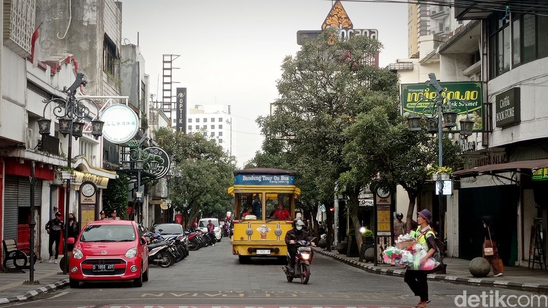 Suasana Jalan Braga Bandung menjelang buka puasa, Rabu (29/3/2023).