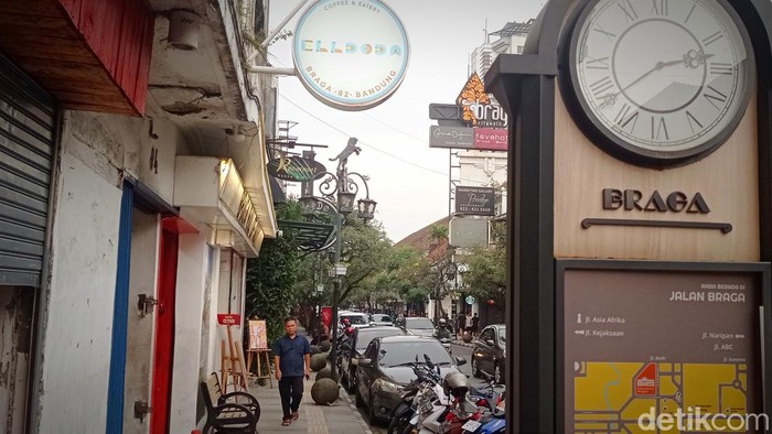 Suasana Jalan Braga Bandung menjelang buka puasa, Rabu (29/3/2023).
