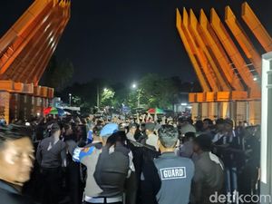 Memanas, Suporter Tanpa Tiket Paksa Masuk Stadion di Laga PSIS Vs Persebaya