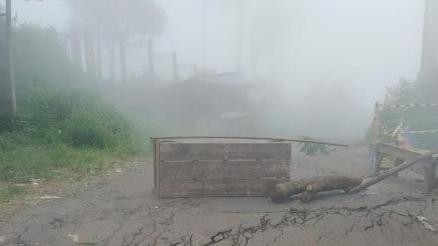 Tanah bergerak di Sukamakmur, Bogor, mengakibatkan jalan retak 1 kilometer hingga bangunan vila rusak.