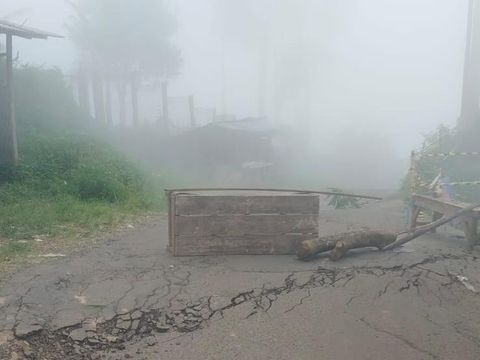 Tanah bergerak di Sukamakmur, Bogor, mengakibatkan jalan retak 1 kilometer hingga bangunan vila rusak.