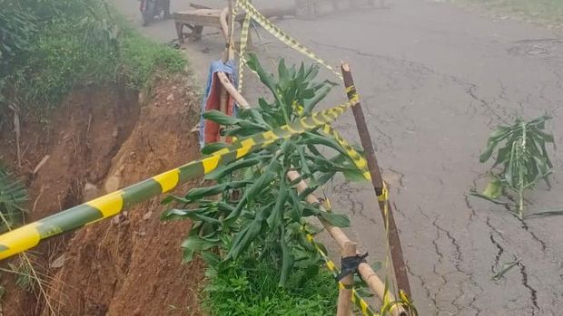 Tanah bergerak di Sukamakmur, Bogor, mengakibatkan jalan retak 1 kilometer hingga bangunan vila rusak.