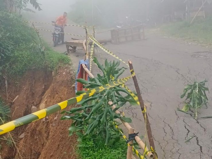Tanah bergerak di Sukamakmur, Bogor, mengakibatkan jalan retak 1 kilometer hingga bangunan vila rusak.