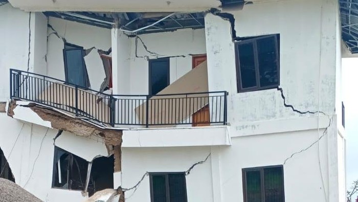 Tanah bergerak di Sukamakmur, Bogor, mengakibatkan jalan retak 1 kilometer hingga bangunan vila rusak.